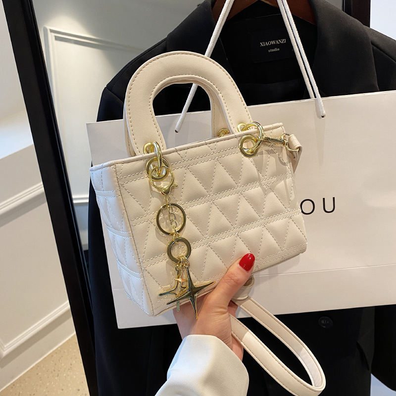 Free Shipping Designer 2025 New Fashion Korean Lady Bag, Fashionable And Compact, Casual And Simple, Internet Celebrity Design Princess Diana Bag