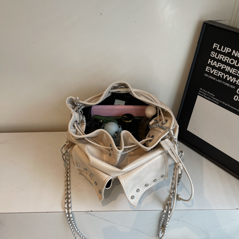 New Women's Designer Bag Fashion Solid Color Motorcycle Style Luxury Bag Korean Version Cross-border Wholesale Retro Backpack Large Capacity Tren