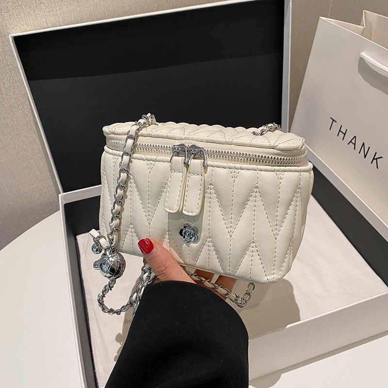 This Year's Trend Embroidery Thread Small Designer Bag Bag 2025 New Fashion Women's Bag Versatile Chain Bag Crossbody Bag Trendy Luxury Bag 