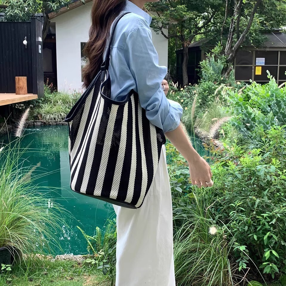 2025 New Black and White Striped Hollow Woven Mother-Daughter Underarm Bucket Versatile Tote Shoulder Bag for Women ddmymoon