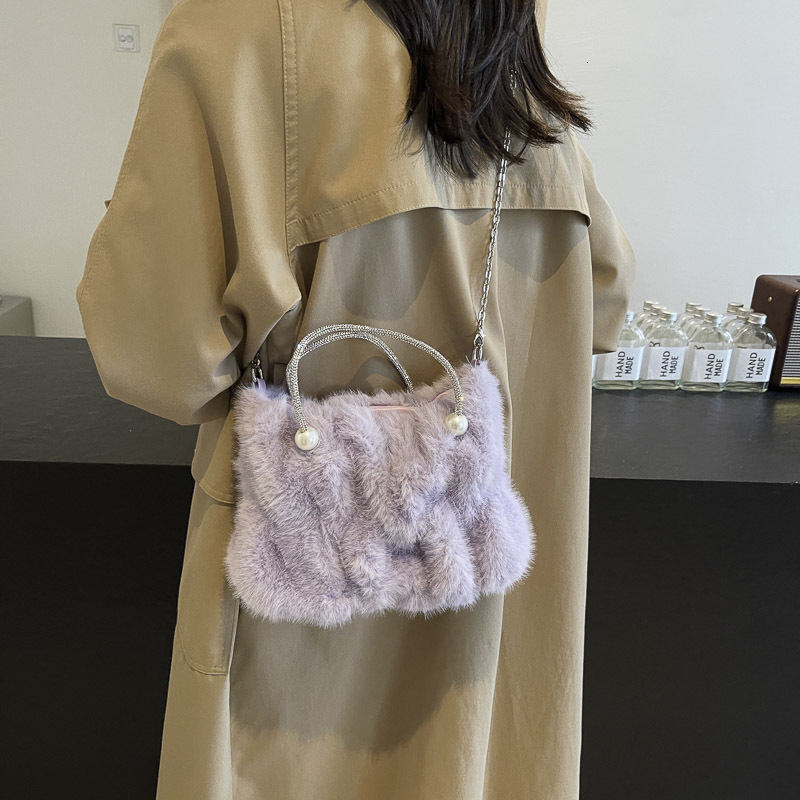 Chain Bag Autumn Winter New Furry Luxury Bag Bag Niche Design Shoulder Bag Stylish Versatile Handbag High-end Designer Bag Crossbody Bag