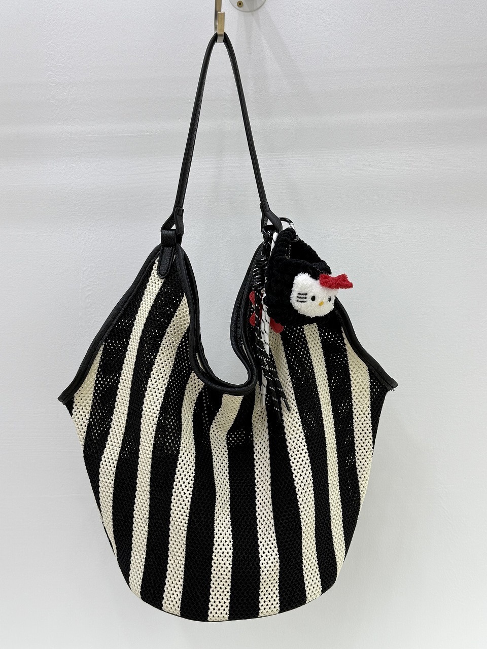 2025 New Black and White Striped Hollow Woven Mother-Daughter Underarm Bucket Versatile Tote Shoulder Bag for Women ddmymoon