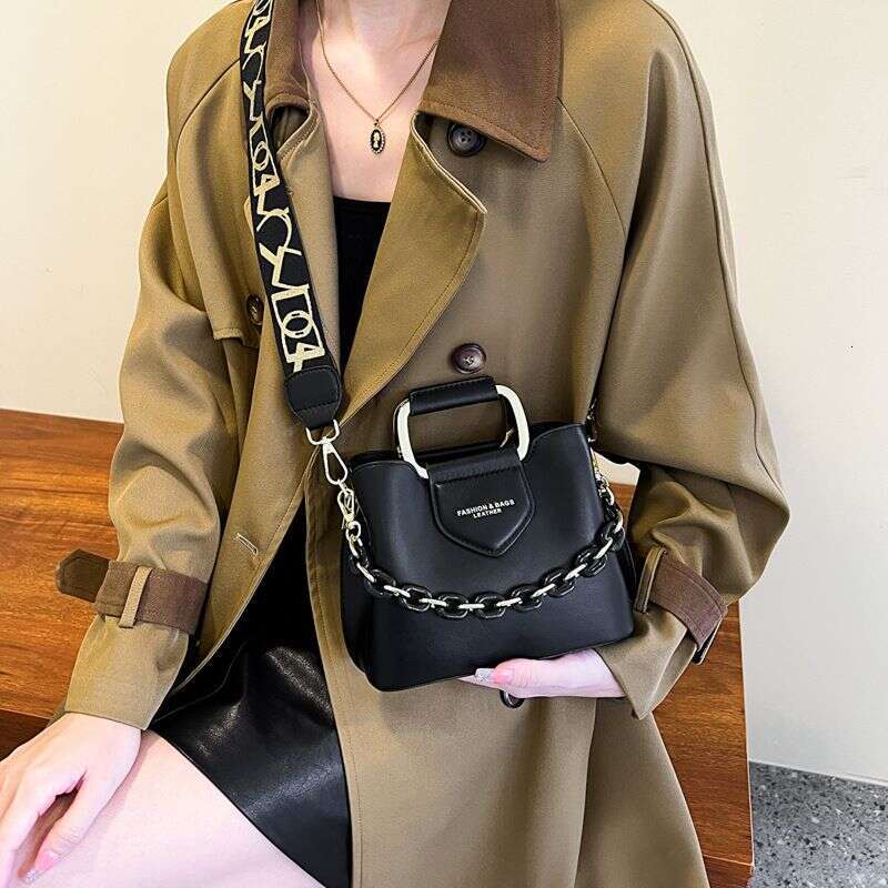 Cross border new handbags for women, retro versatile wide strap messenger bag, fashionable chain commuter shoulder bucket bag