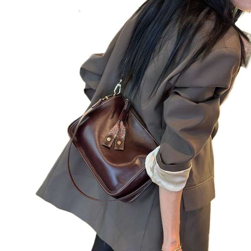 Summer 2024 new cowhide light niche high-end design messenger women's versatile shoulder bag women