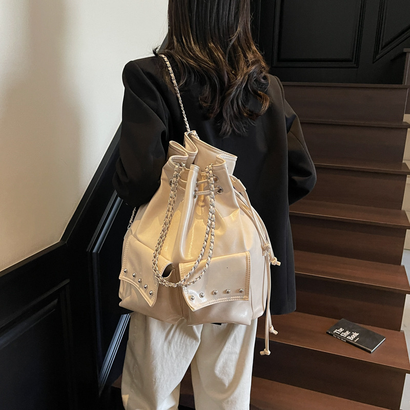 New Women's Designer Bag Fashion Solid Color Motorcycle Style Luxury Bag Korean Version Cross-border Wholesale Retro Backpack Large Capacity Tren
