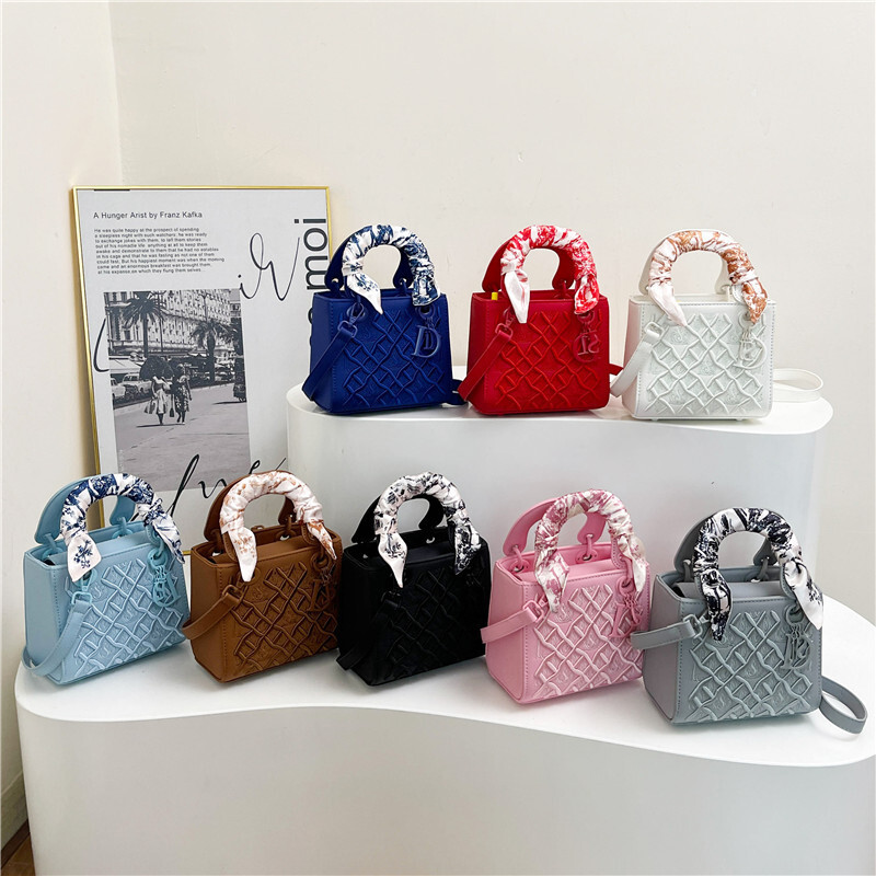 Free Shipping Designer Embroidery Women's Bag Wholesale Handbag 2025 New Fashion Cross-border Women's Handbag Shoulder Width Horizontal Body
