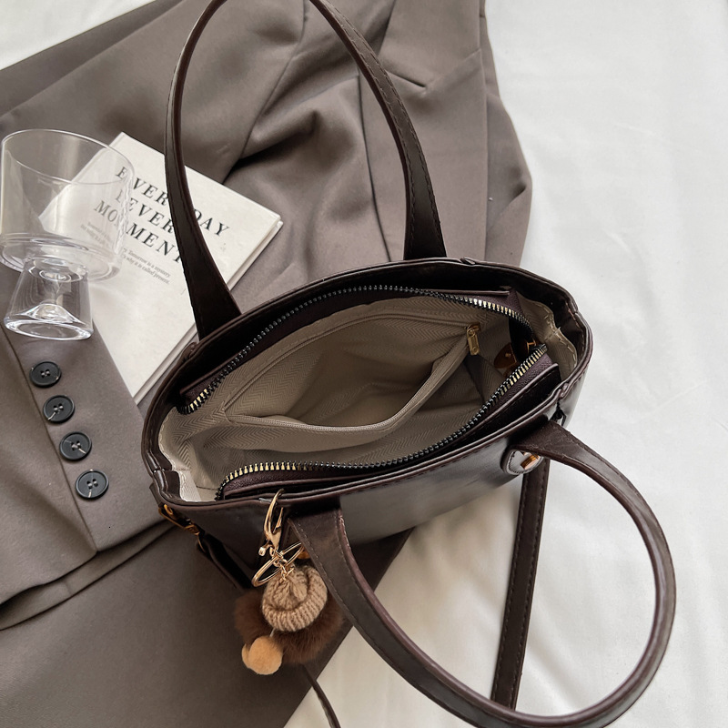Cross-border New High-end Niche Women's Luxury Designer Bag Bag Bag Solid Color Rivet Fashion Retro Live Commuting Handbag Shoulder Crossbody Bag