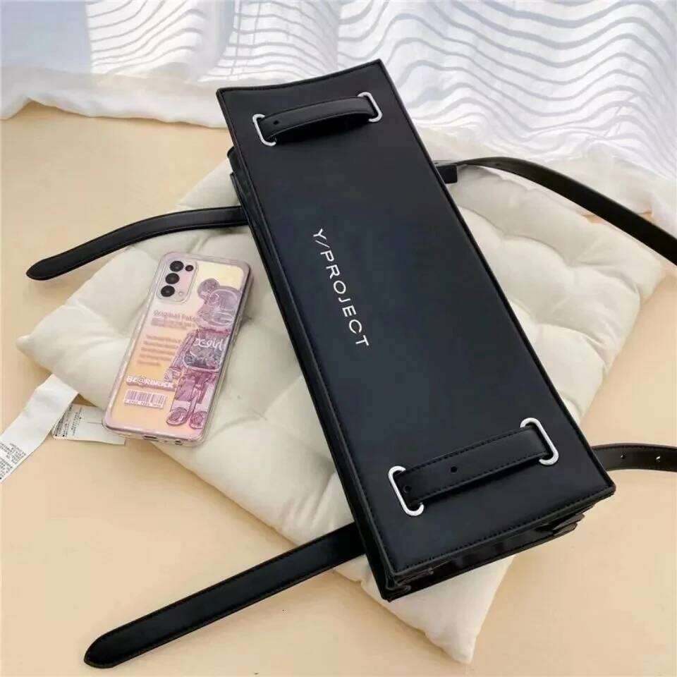 Web celebrity Mona in same dark heavy shoulder accordion new spring and summer big female bag trend