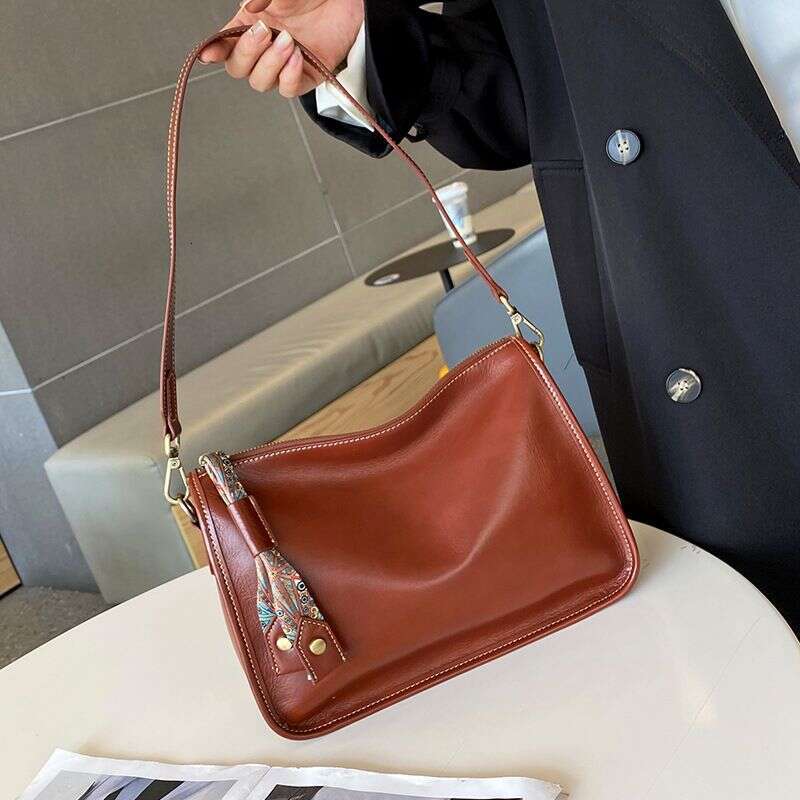 Summer 2024 new cowhide light niche high-end design messenger women's versatile shoulder bag women