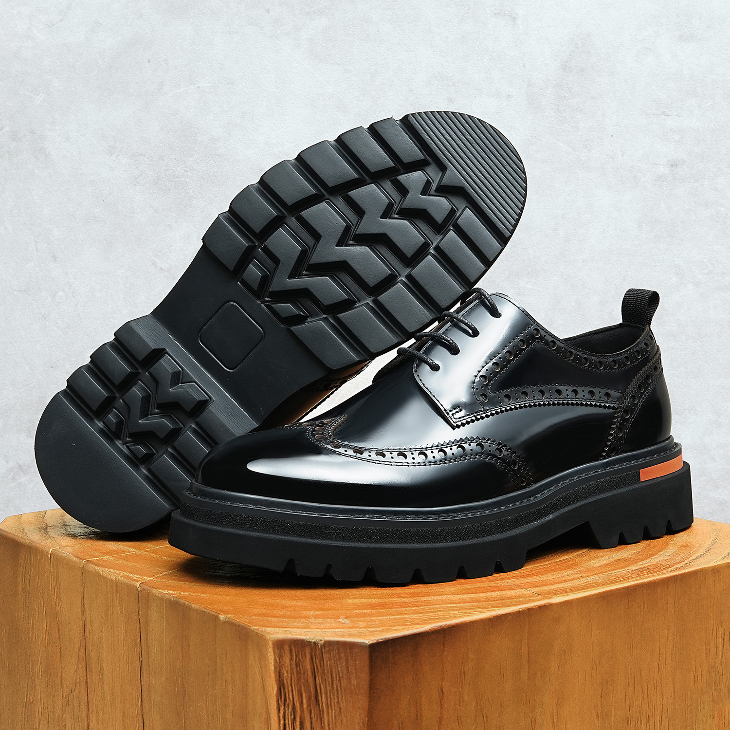 Men's shoes, thick-soled for height increase, round-toe European style, large size 46, bright leather with open edge beads, of genuine leather, O