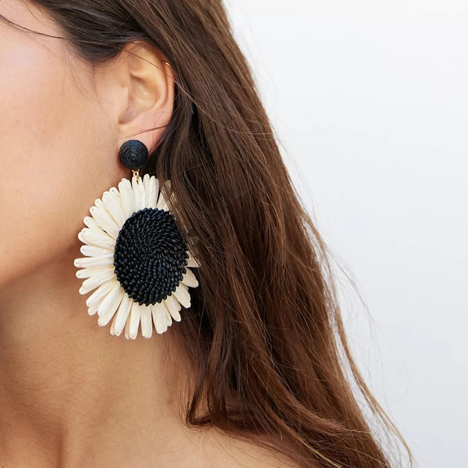 AENSOA Handmade Woven Raffia Large Flower Drop Earrings for Women Mixed Color Floral Hanging Earrings Summer Beach Jewelry 250807