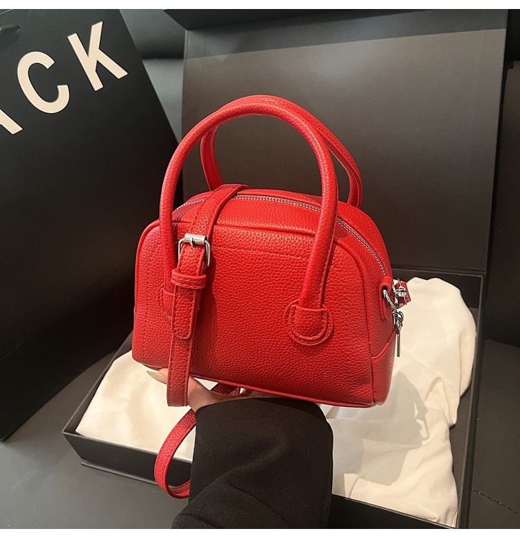 Korean Version 2025 Designer Bag New Handheld Bowling Bag Casual Versatile Fresh Single Luxury Bag Shoulder Crossbody Boston Pillow Bag