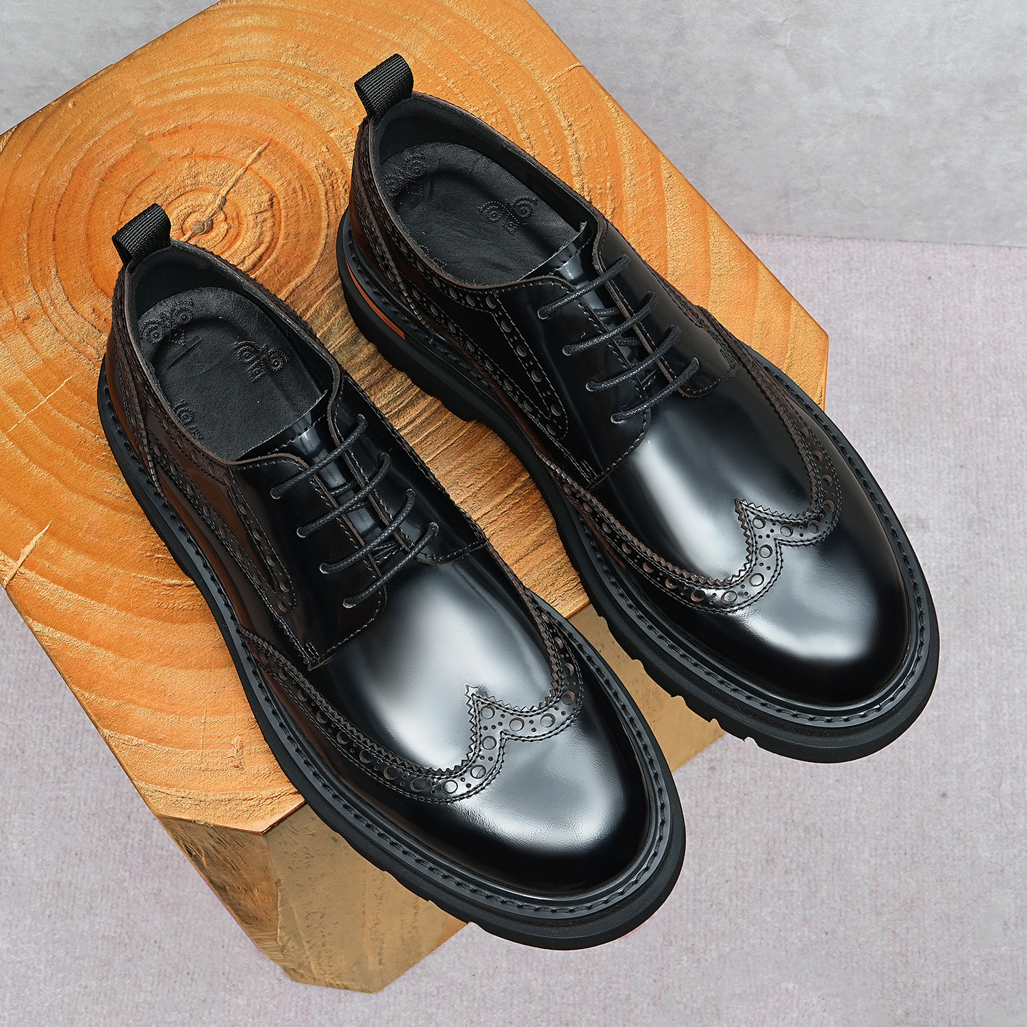 Men's shoes, thick-soled for height increase, round-toe European style, large size 46, bright leather with open edge beads, of genuine leather, O