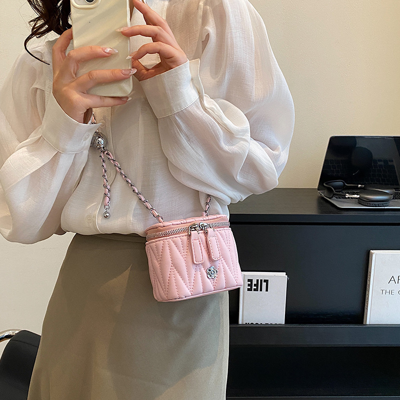 This Year's Trend Embroidery Thread Small Designer Bag Bag 2025 New Fashion Women's Bag Versatile Chain Bag Crossbody Bag Trendy Luxury Bag 