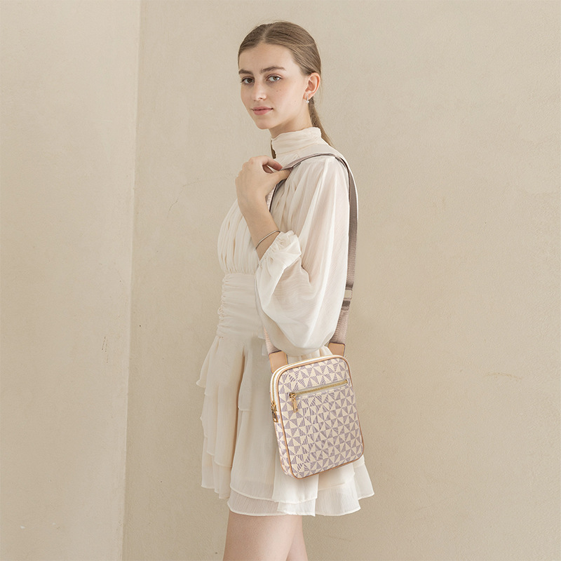 Men's crossbody bag new simple easy to take thin crossbody bag women's fashion shoulder bag small body bag 2025s hot