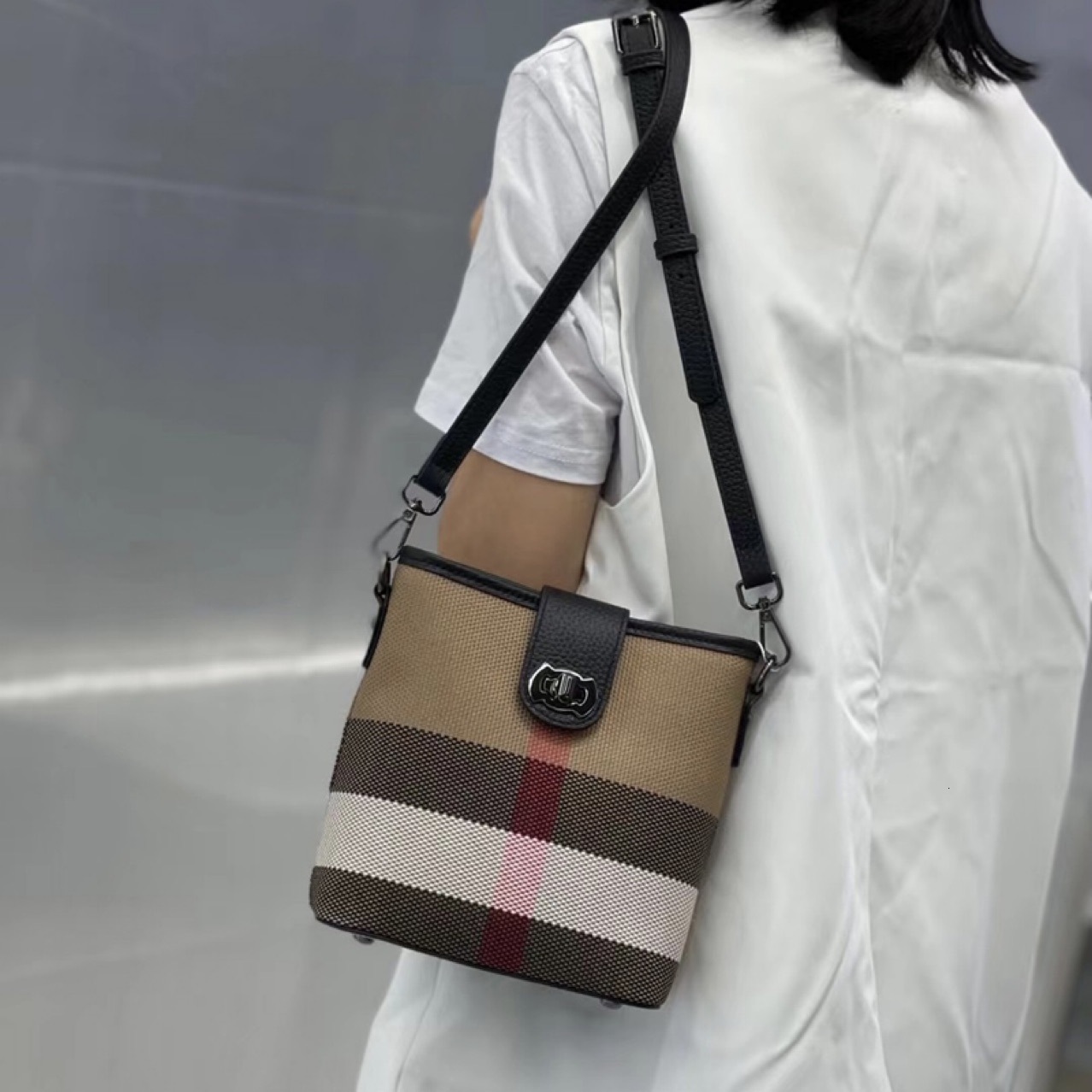 2025 New Women's Design Handbag Wallet Classic Checkered Women's Bucket Bag Diagonal Shoulder Bag Cowhide European And American Fashion Brow