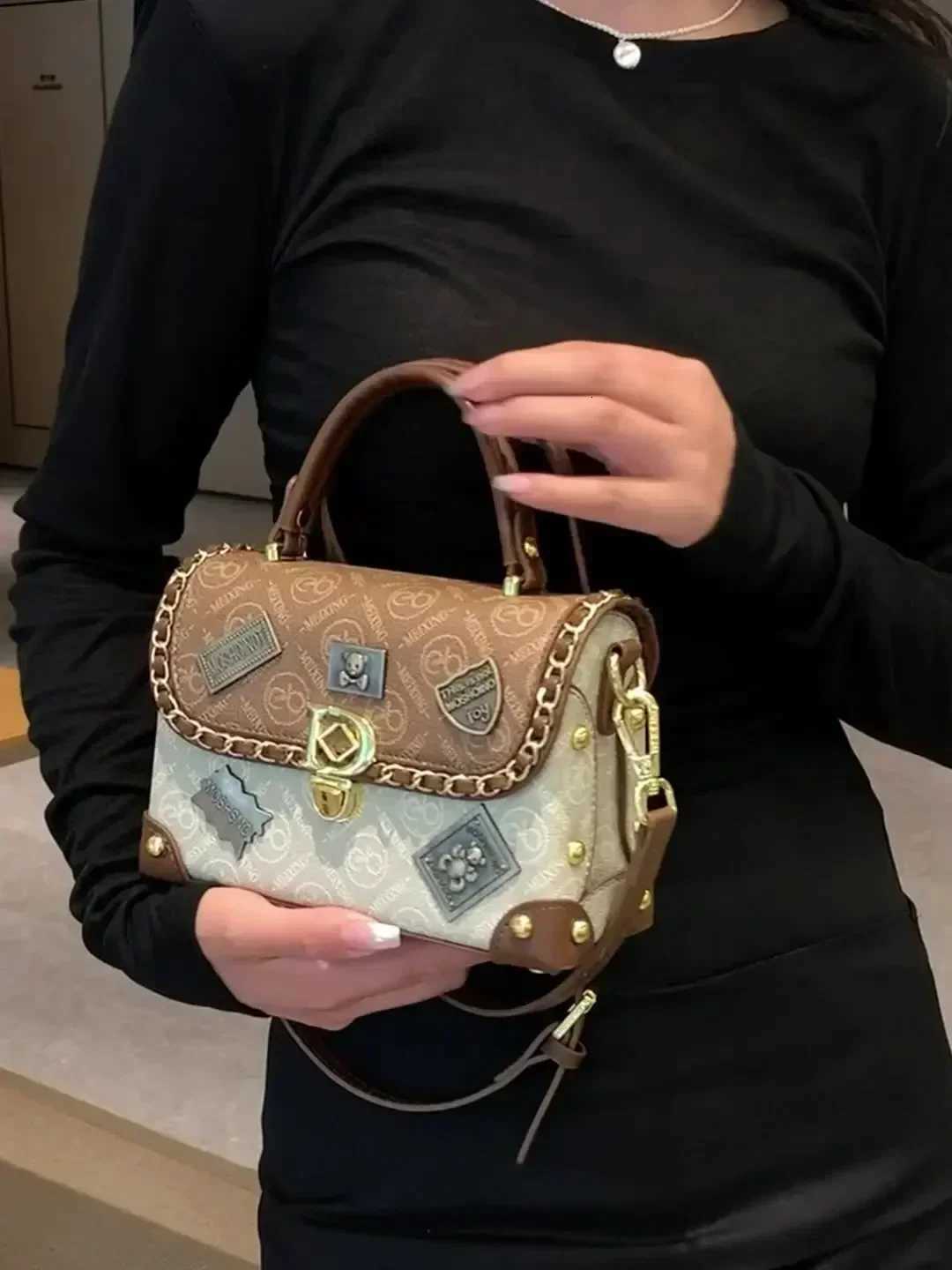 Vintage Patchwork Girls Handbag Fashion Embossed Girls Shoulder Bag European and American Badge Ladies Crossbody PU Material Z250809