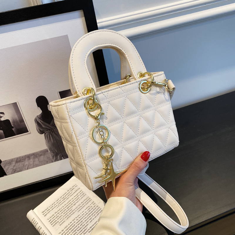 Free Shipping Designer 2025 New Fashion Korean Lady Bag, Fashionable And Compact, Casual And Simple, Internet Celebrity Design Princess Diana Bag