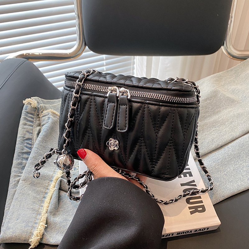 This Year's Trend Embroidery Thread Small Designer Bag Bag 2025 New Fashion Women's Bag Versatile Chain Bag Crossbody Bag Trendy Luxury Bag 