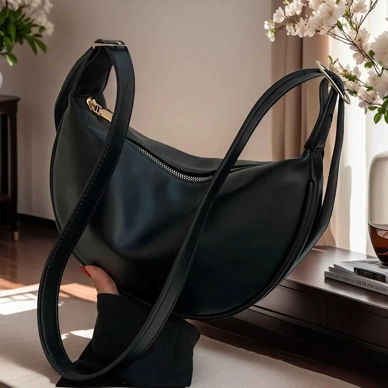 Popular Soft Leather Shoulder Bag 2024 Summer Crossbody Dumpling Commuter Bag for Women Stylish Handbag Y250809