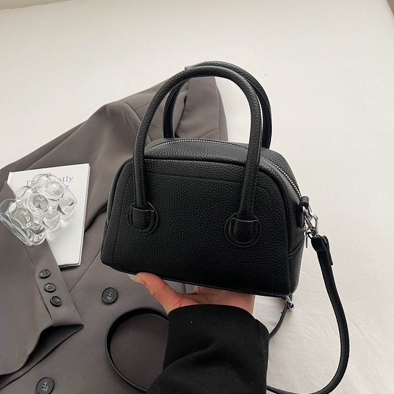 Korean Version 2025 Designer Bag New Handheld Bowling Bag Casual Versatile Fresh Single Luxury Bag Shoulder Crossbody Boston Pillow Bag