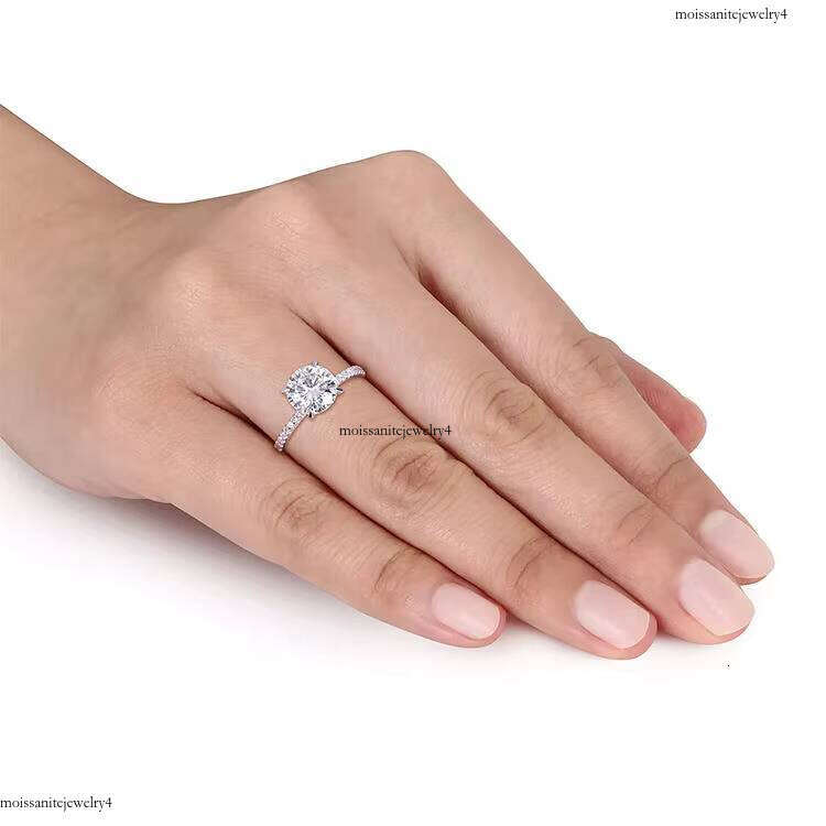 New Design Classical Four Prongs S Sier Round Cut D Color Moissanite Dia with GRA Certificate for Wedding Ring