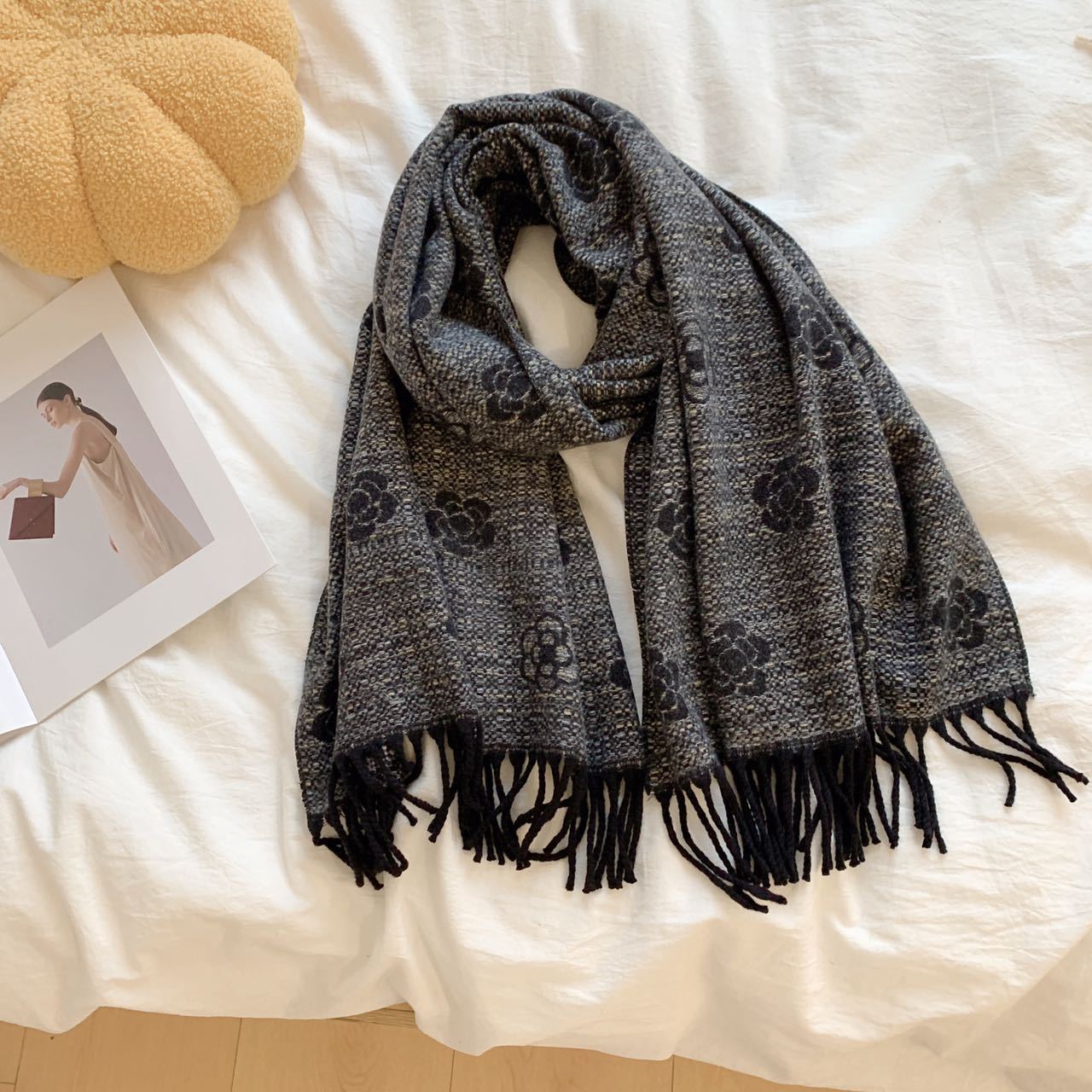 Soft waw high quality all kinds of letter scarf autumn and winter shawl collar new style 2025