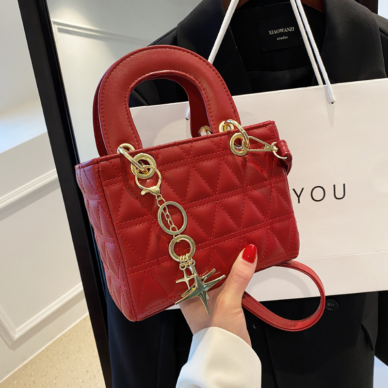 Free Shipping Designer 2025 New Fashion Korean Lady Bag, Fashionable And Compact, Casual And Simple, Internet Celebrity Design Princess Diana Bag
