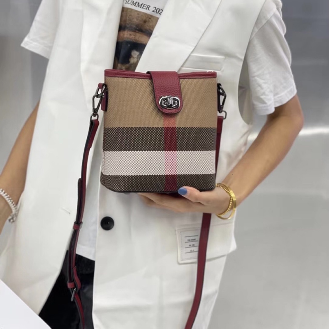 2025 New Women's Design Handbag Wallet Classic Checkered Women's Bucket Bag Diagonal Shoulder Bag Cowhide European And American Fashion Brow