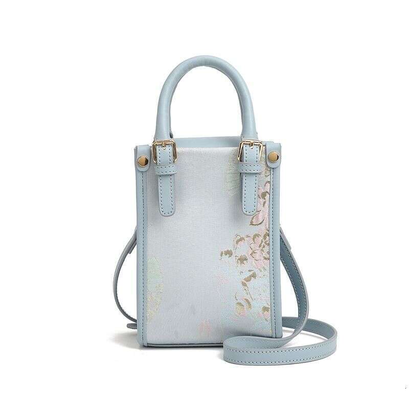 Women's Niche Design Large Capacity Tote Women 2025 New Fashion Versatile Shoulder Bag Simple Commuter Handbag