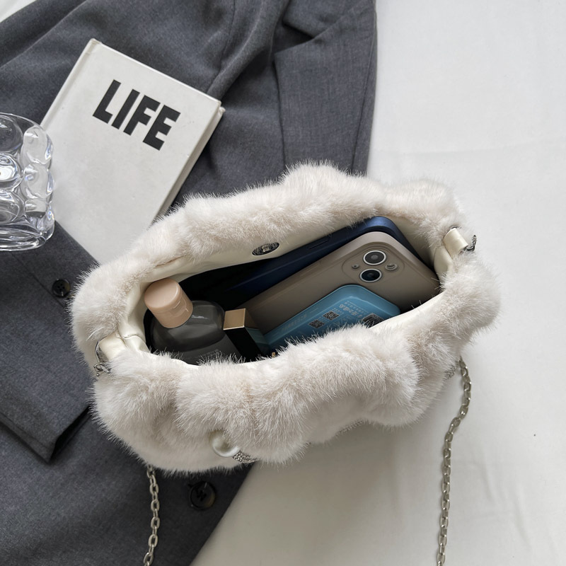 Chain Bag Autumn Winter New Furry Luxury Bag Bag Niche Design Shoulder Bag Stylish Versatile Handbag High-end Designer Bag Crossbody Bag