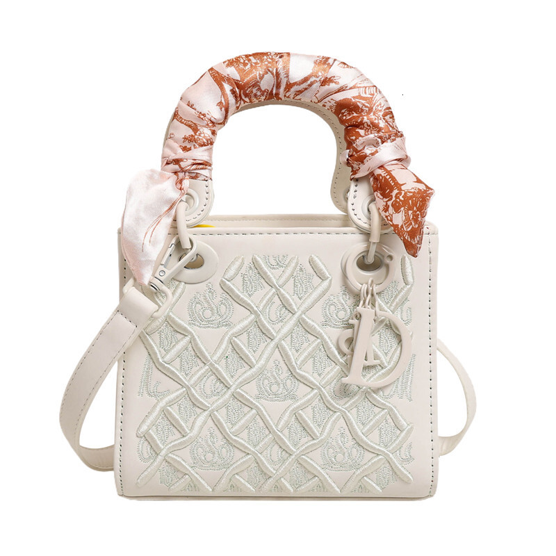 Free Shipping Designer Embroidery Women's Bag Wholesale Handbag 2025 New Fashion Cross-border Women's Handbag Shoulder Width Horizontal Body