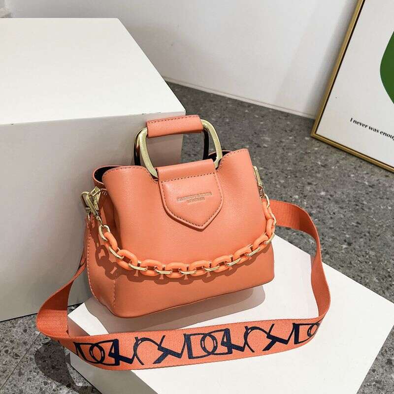 Cross border new handbags for women, retro versatile wide strap messenger bag, fashionable chain commuter shoulder bucket bag