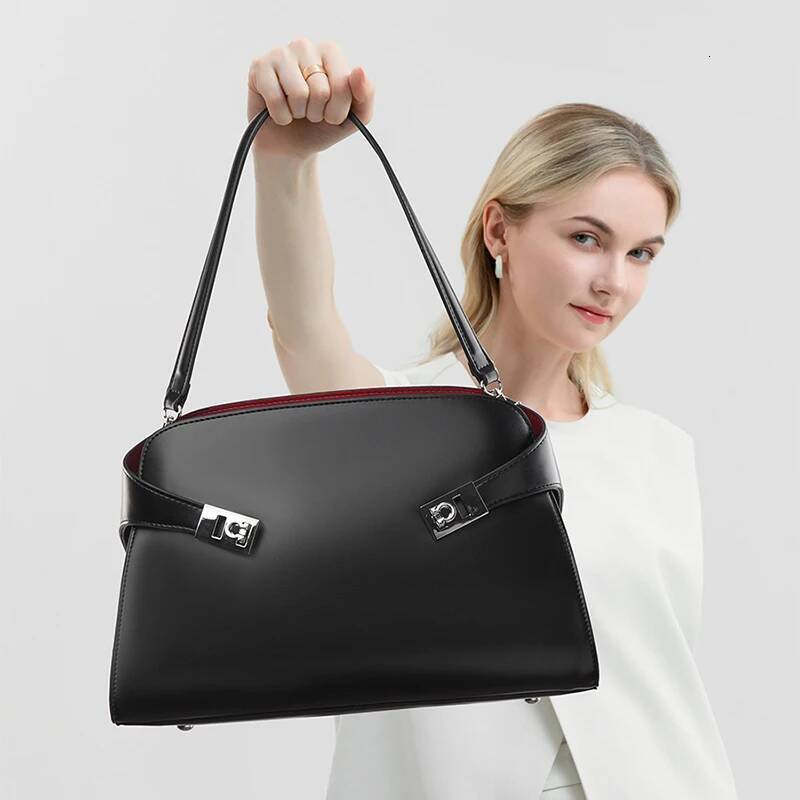 Large Capacity Designer Shoulder High-End Fashion Commuter Loose Soft Leather Handbag Lock Buckle Ladies Tote Bag