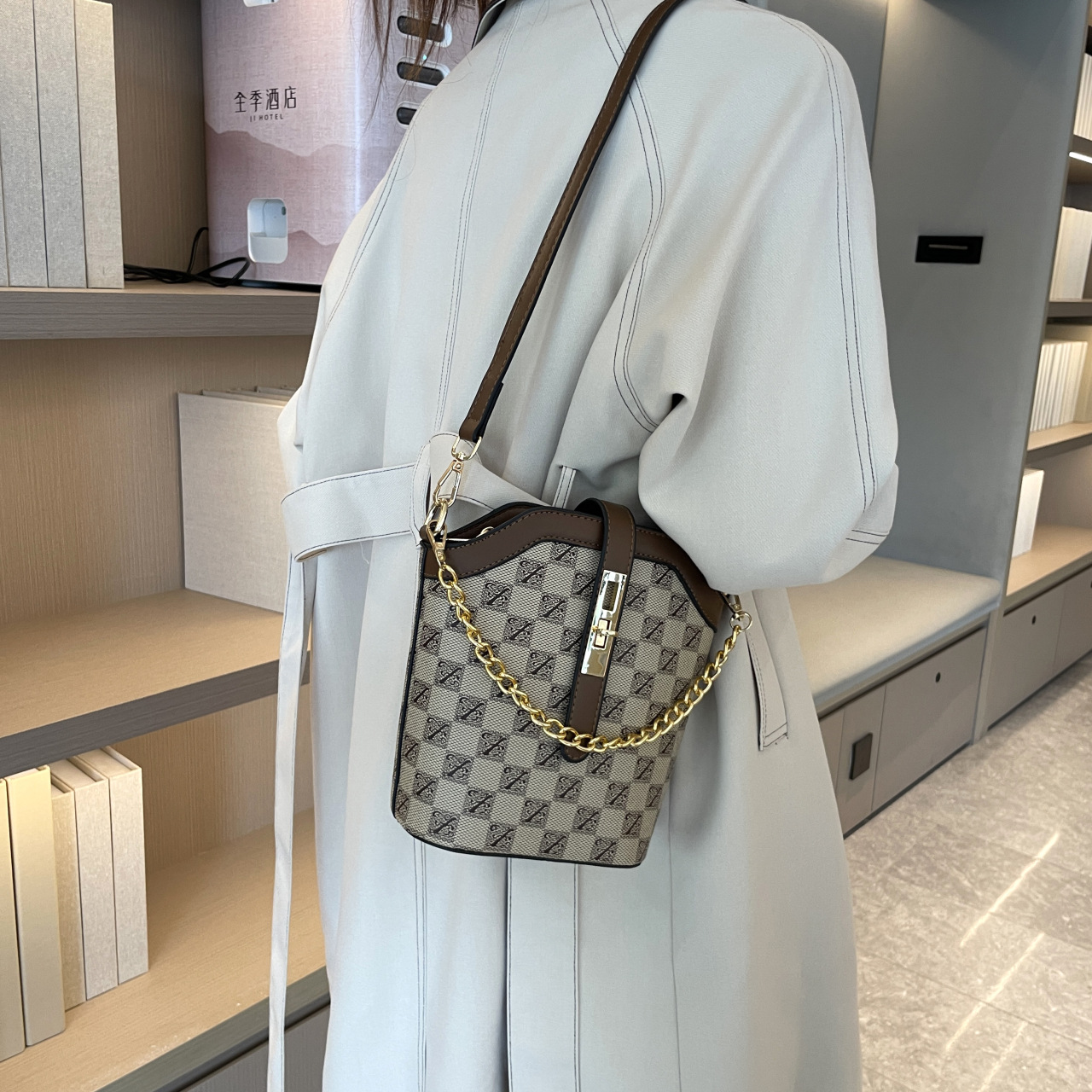 Senior sense bag female autumn and winter print letter chain lock large capacity single shoulder crossbody bucket bag 2025