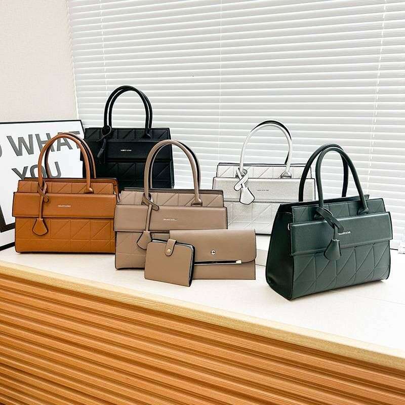 New niche design of women's platinum bag, high-end lightweight handheld messenger bag
