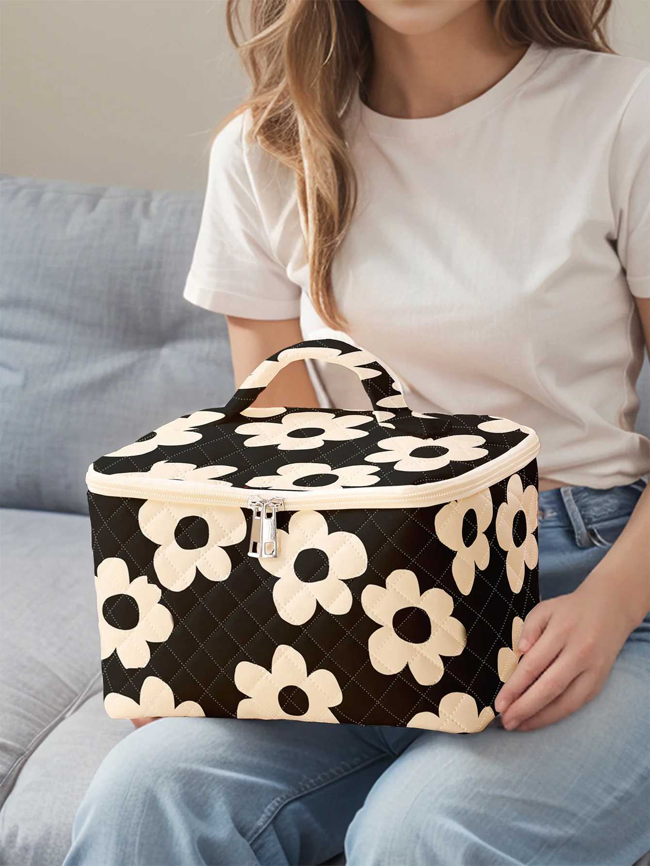 1pcPortable travel cosmetics with small yellow flower patterns large capacity travel storage bag cute and stylish makeup bag Y2508091