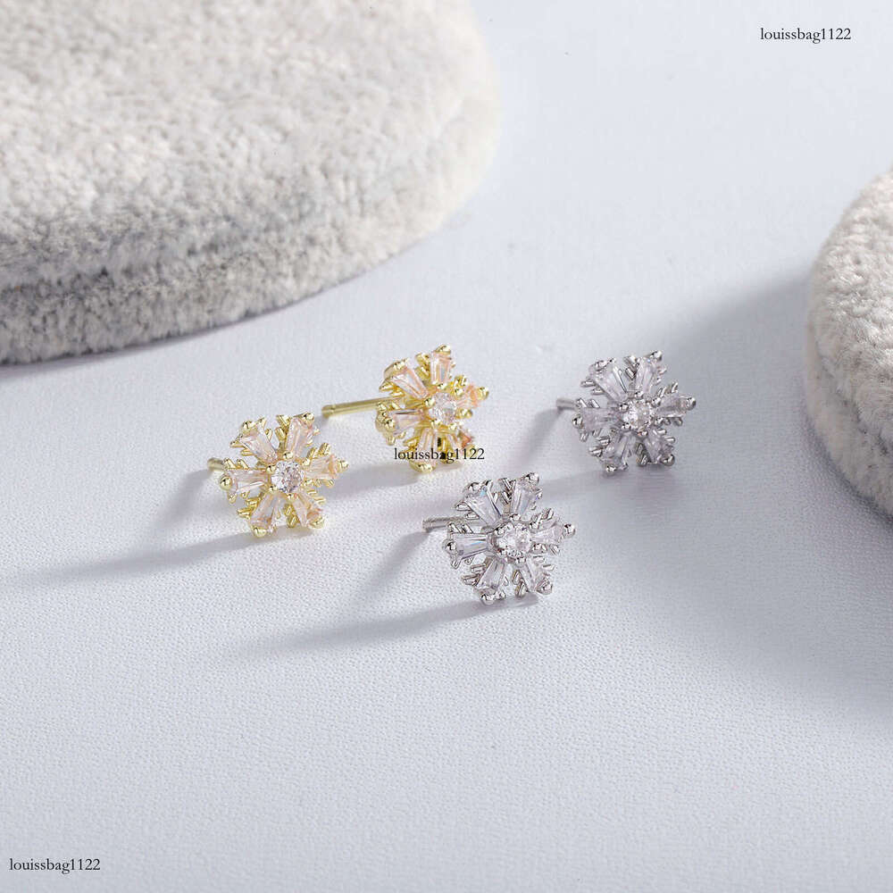 Autumn Winter Romantic Light Snowflake High-end Design Fashion Sier Needle Earrings Unisex Versatile