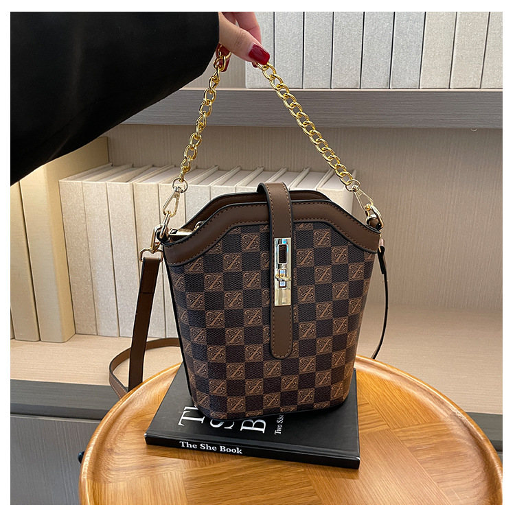 Senior sense bag female autumn and winter print letter chain lock large capacity single shoulder crossbody bucket bag 2025