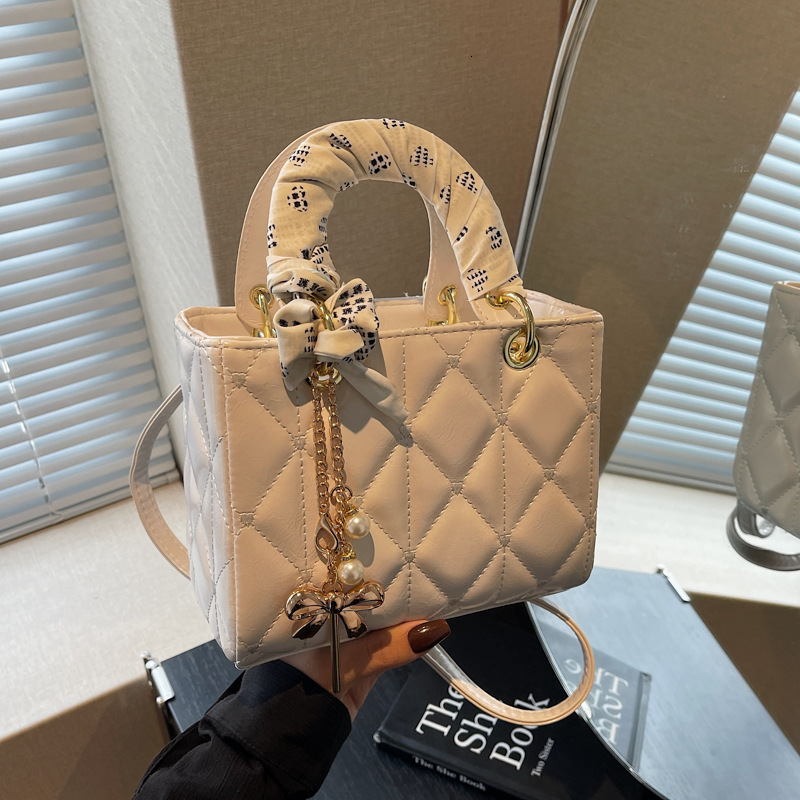 Designer's High-end Fashion Handbag, Princess Diana Style Women's 2025 New Quilted Shoulder Bag, Casual Multifunctional Crossbody Bag