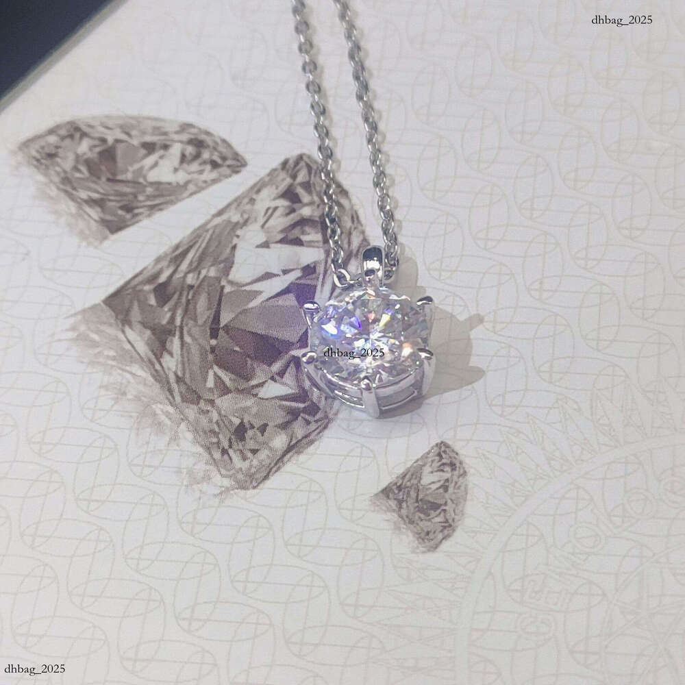 Minimalist Style Pure Sier Inlaid with D Color Moissanite Niche Light Pendant Collarbone Necklace