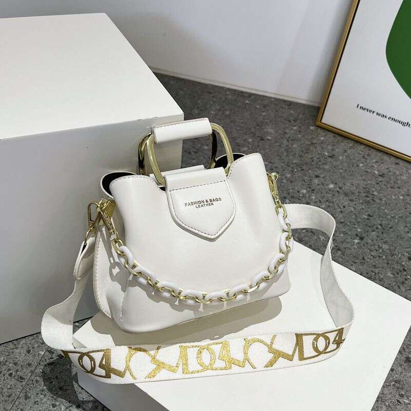 Cross border new handbags for women, retro versatile wide strap messenger bag, fashionable chain commuter shoulder bucket bag