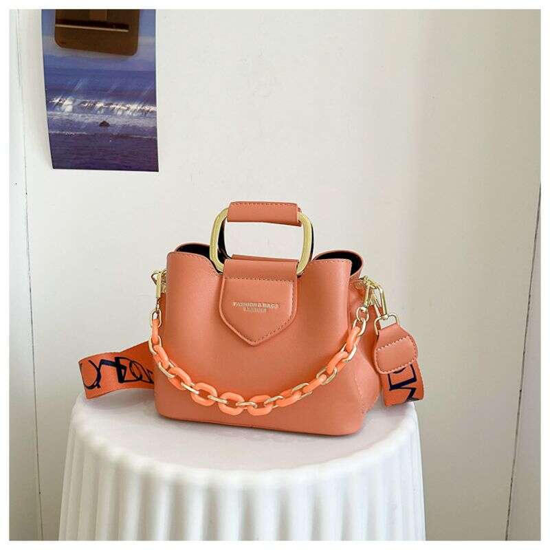 Cross border new handbags for women, retro versatile wide strap messenger bag, fashionable chain commuter shoulder bucket bag