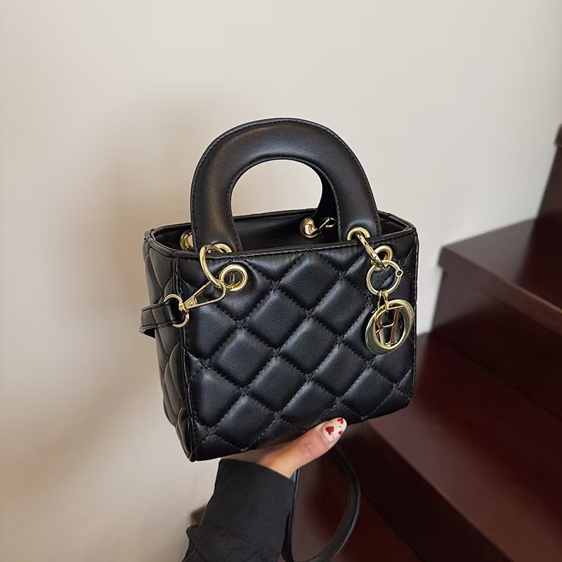 2025 new designer bags fashionable and highquality shopping bags highend solid color key pendants small and large womens handbags