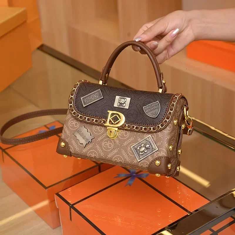 Vintage Patchwork Girls Handbag Fashion Embossed Girls Shoulder Bag European and American Badge Ladies Crossbody PU Material Z250809