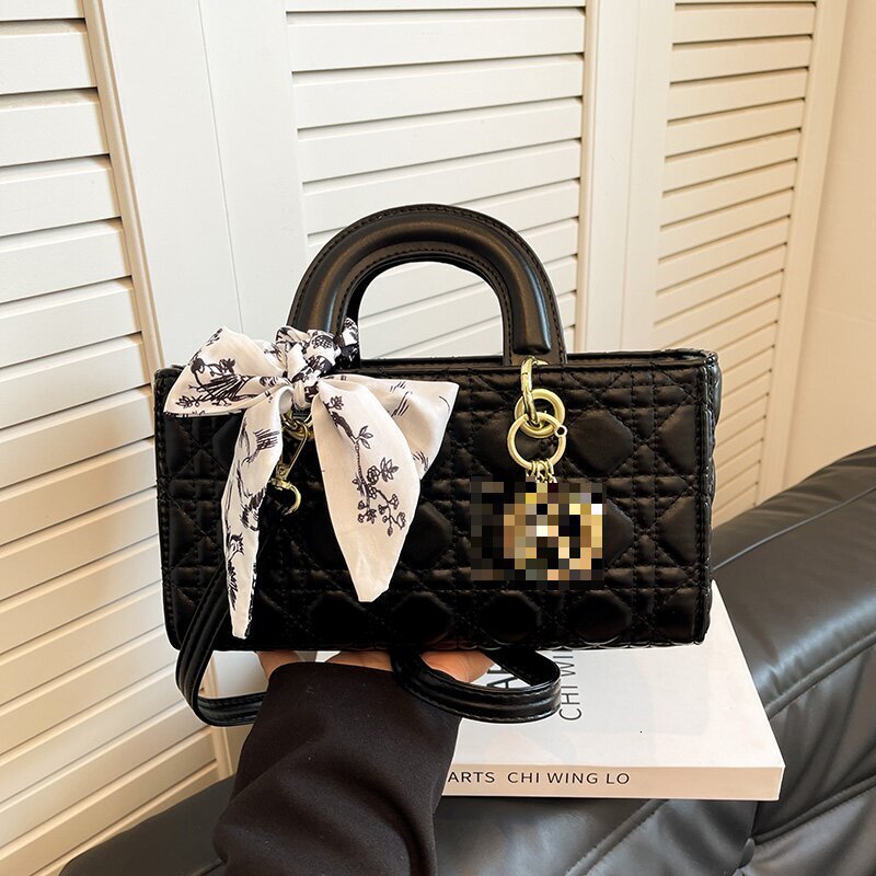 Free Shipping Designer 2025 Spring New Fashionable Shoulder Bag Embroidered Horizontal Scarf Handbag Women's Small Square Bag