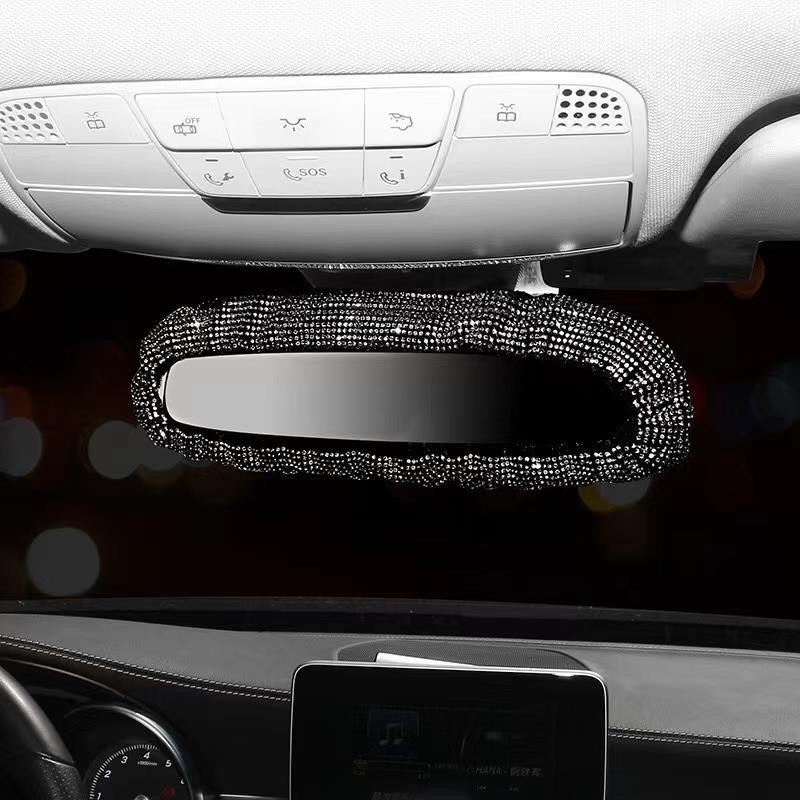 The blue-stained diamond brake lever cover of the car is studded with diamonds, and the entire cover is fully covered with diamonds.