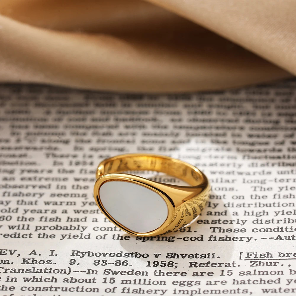 Elegant White Shell Round Geometric Rings for Women Vintage Gold Color Open Finger Ring Wedding Statement Jewelry Party Gift 250807