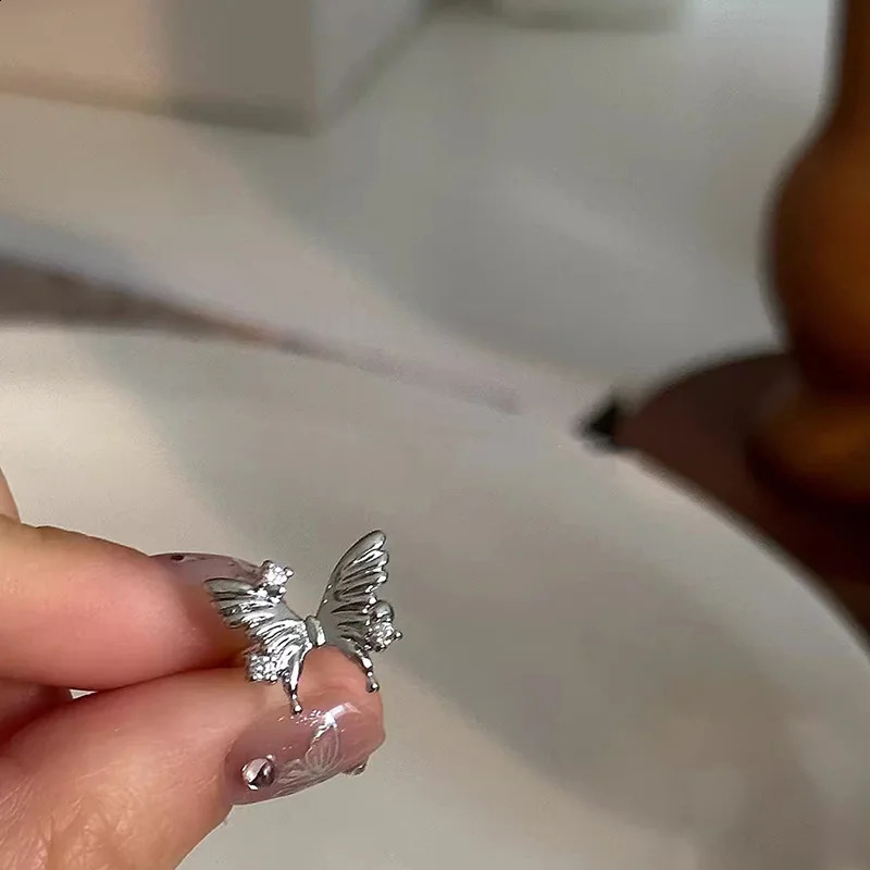 Fashion Womens Earrings Crystal Butterfly Shiny Ear Cuff Fine Sweet Ear Bone Clip for Women Bijoux Y2K Jewelry Ear Clip 250807