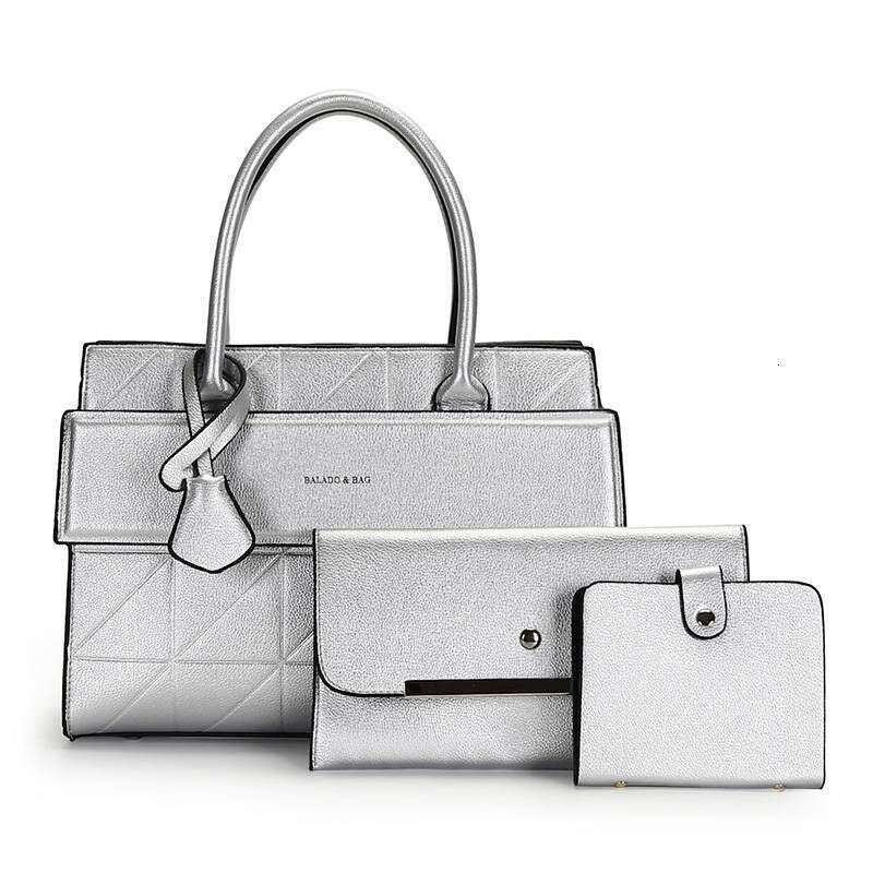 New niche design of women's platinum bag, high-end lightweight handheld messenger bag